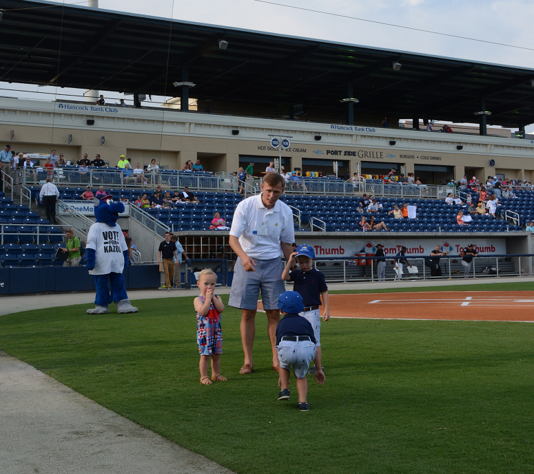 decorative image of 021 , Blue Wahoos Alumni Night 2015-08-06 14:08:17