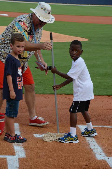 decorative image of 029 , Blue Wahoos Alumni Night 2015-08-06 14:08:24