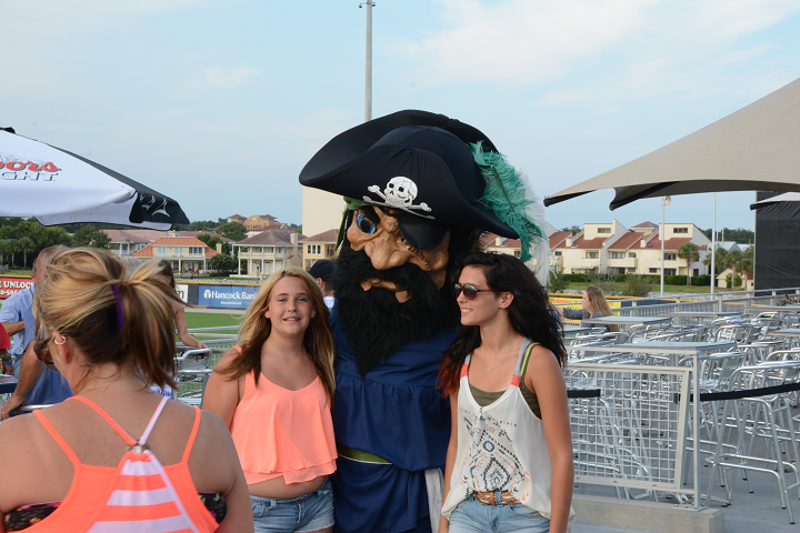 decorative image of 031 , Blue Wahoos Alumni Night 2015-08-06 14:08:25